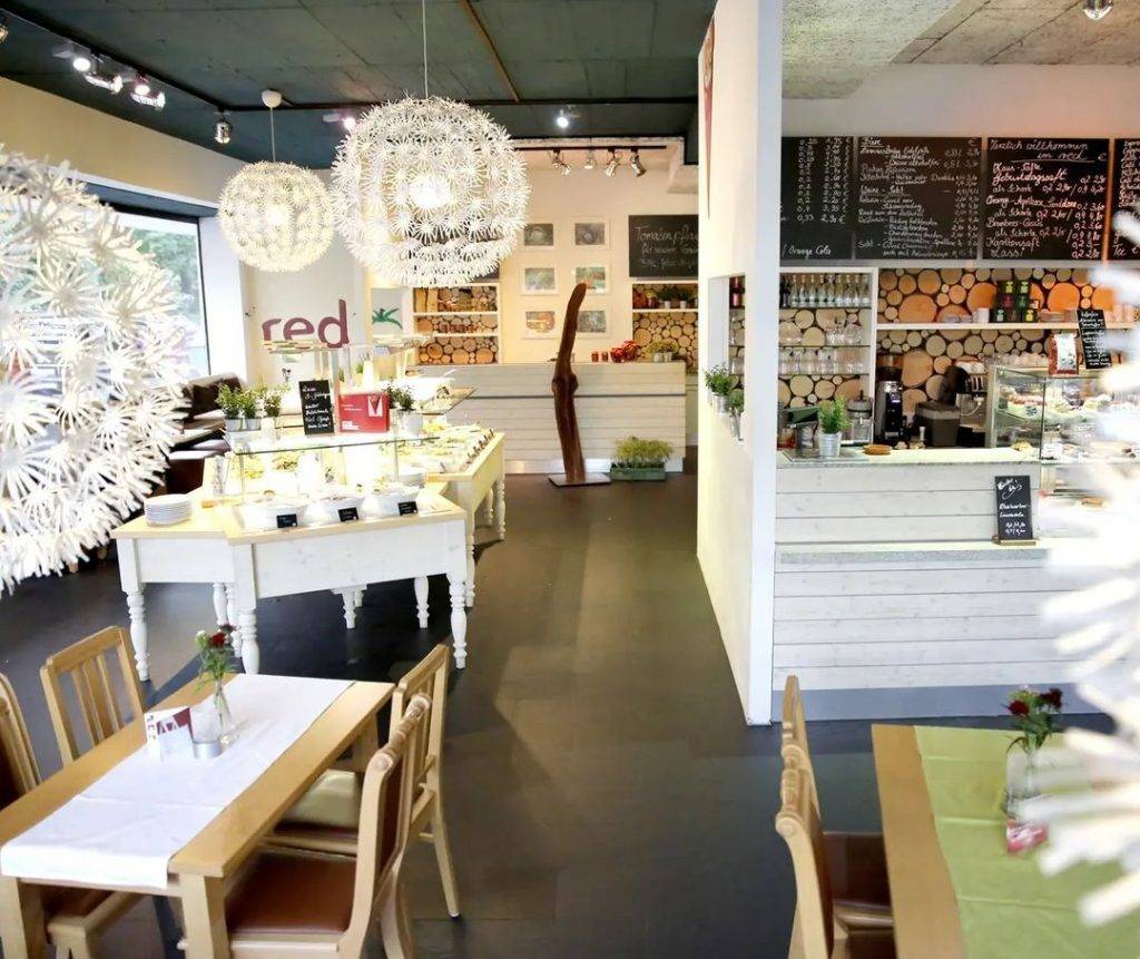 Das vegetarische Restaurant in Heidelberg red von innen mit Blick auf das Buffet