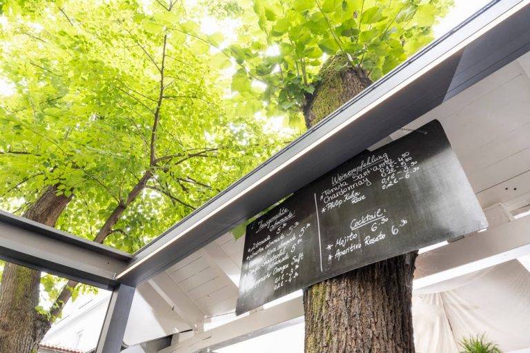 Unter Bäumen im da baggio Hinterhof