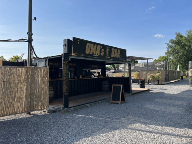 Die Trendige Bar im OMAs Biergarten