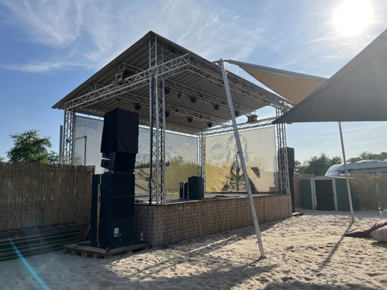 Die Bühne auf der bei Events ordentlich gerockt wird - immer ein Besuch wert