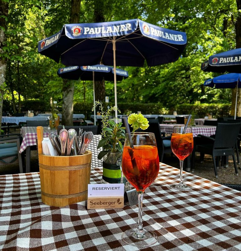 Kühle Drinks warten in der Waldschenke Heidelberg auf Gäste