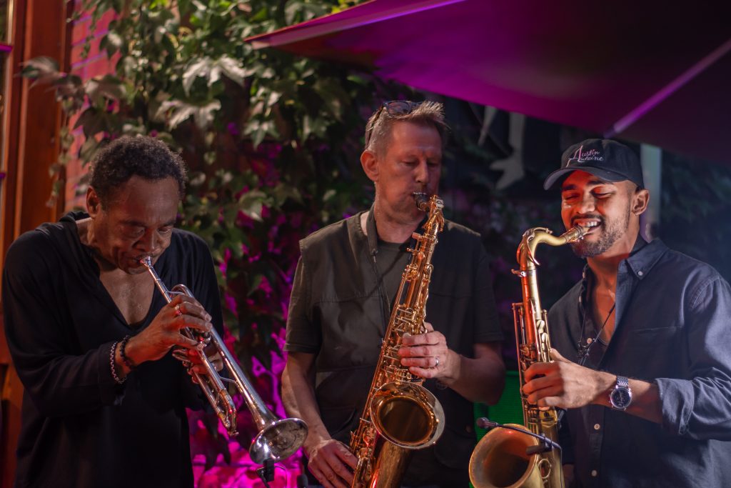 Drei Musiker mit Saxophone während eines Livemusik Konzerts in Heidelberg