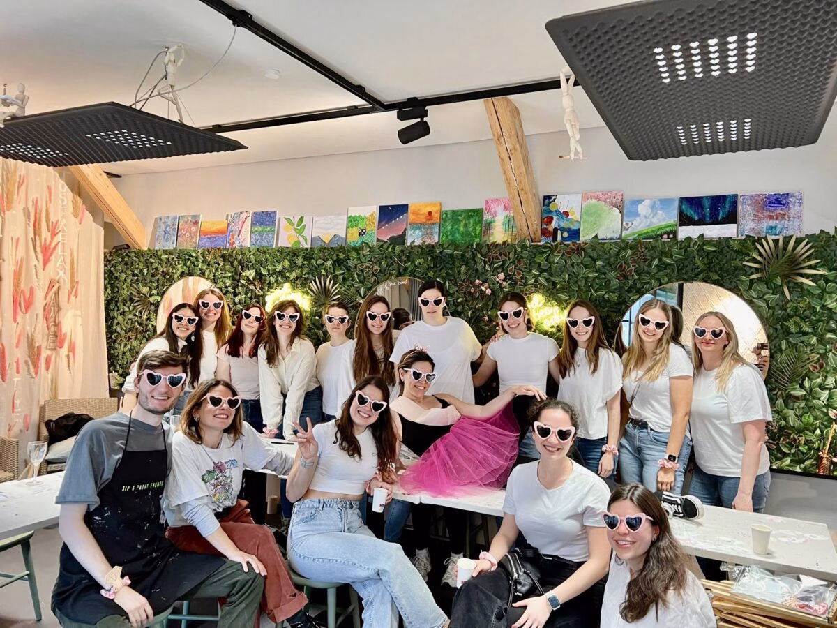 Eine Gruppe Mädels bei einem Drink and Paint JGA - das Format ist super beliebt für den Junggesellinnenabschied für Frauen
