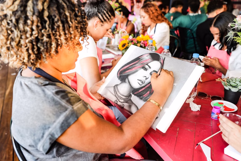 Sip and Paint Heidelberg - ein Mädel hat sichtlich Spaß während des Events