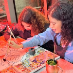 Sip and Paint Mannheim: hier sind zwei Mädels fleissig am trinken, während sie malen. Die Events kannst du dir in Mannheim buchen.