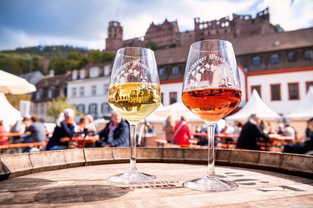 Gute Laune auf dem Heidelberg Weindorf in der Altstadt mit Blick auf das schöne Schloss