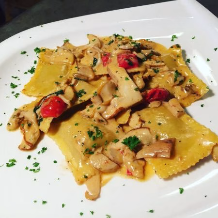 Hausgemachte Quadroni gefüllt mit frischen Steinpilzen Mittagstisch Salernos