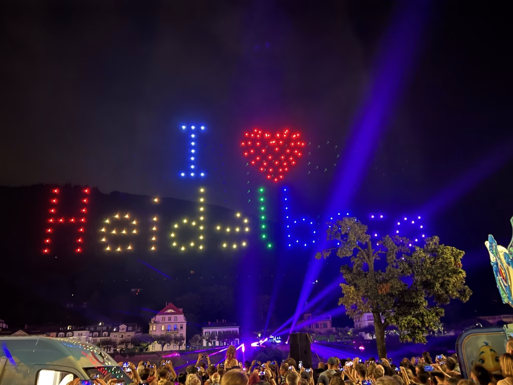 Events der Stadt Heidelberg sind national und international enorm beliebt. Hier zu sehen ist ein Bild der Drohnenshow auf dem Event Sommer am Fluss in Heidelberg