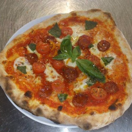 Pizza Büffelmozzarella und salami piccante