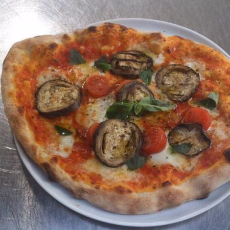 Pizza Büffelmozzarellla und aubergienen ital heidelberg