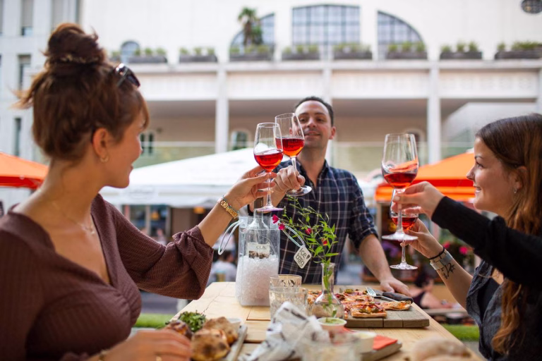 Cheers im Biergarten Urban Heidelberg