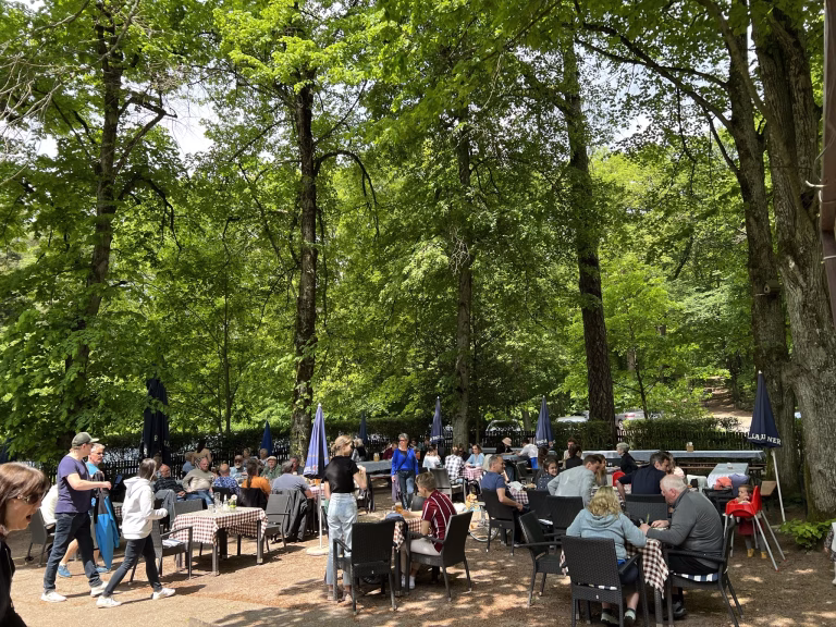 Die gut gefüllte Waldschenke in Heidelberg