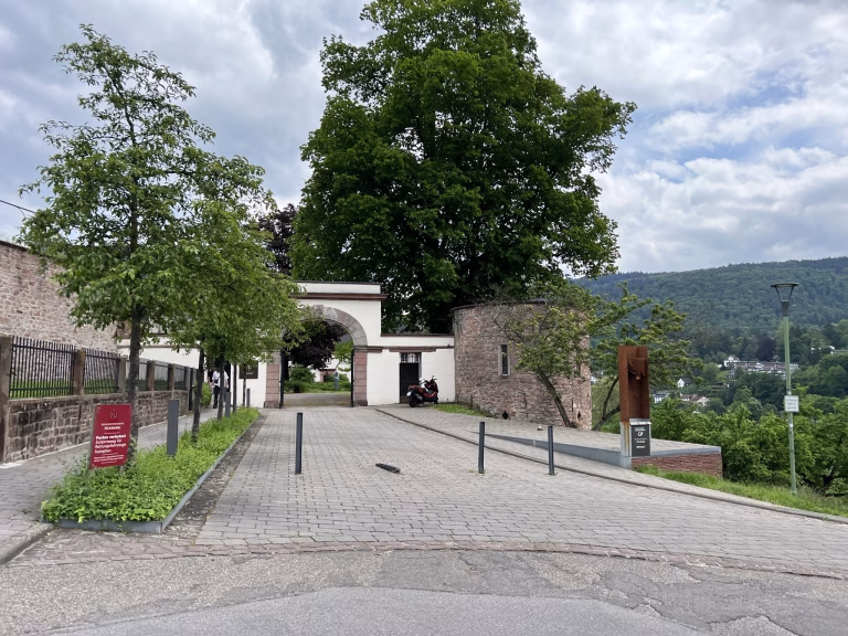Einfahrt ins Kloster Stift und die Brauerei