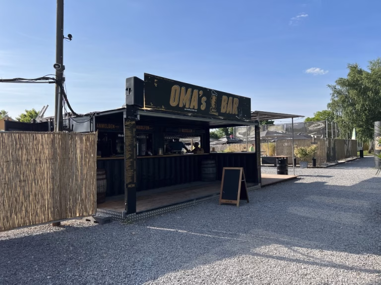Die Trendige Bar im OMAs Biergarten