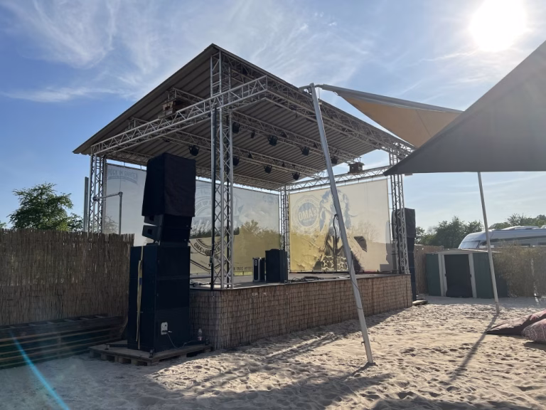 Die Bühne auf der bei Events ordentlich gerockt wird - immer ein Besuch wert