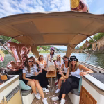 Partyboot Heidelberg JGA: hier ist ein Team Braut auf einer privaten Bootstour, um den Abschied der Braut vom Junggeselinnendasein zu feiern