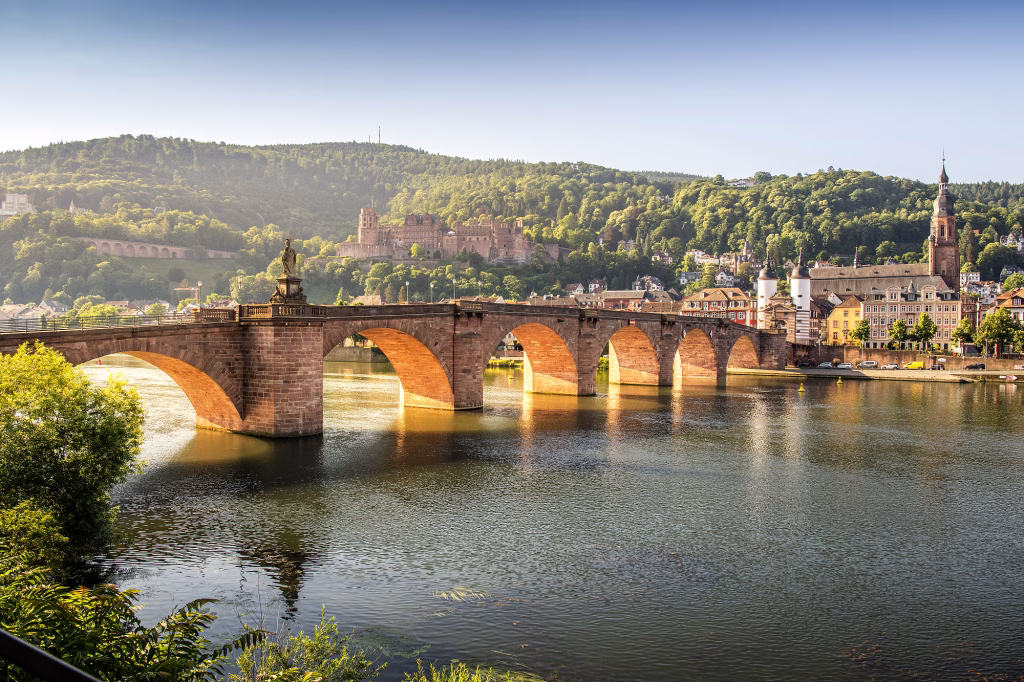 Die Alte Brücke und auch das Schloss in Heidelberg sind die Must Sees zum Thema Stadtführung Heidelberg. Hier sind sie auf dem Bild klar zu sehen.