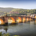 Die Alte Brücke und auch das Schloss in Heidelberg sind die Must Sees zum Thema Stadtführung Heidelberg. Hier sind sie auf dem Bild klar zu sehen.