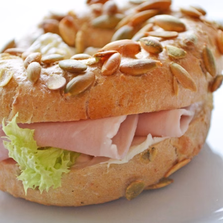 Café Frisch belegter Bagel zum Frühstück in Neuenheim