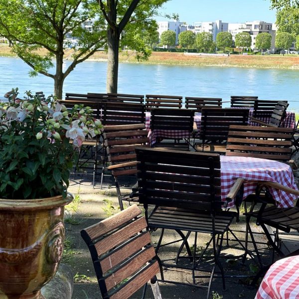Biergarten Mannheim am Fluss mit Blick auf den Rhein