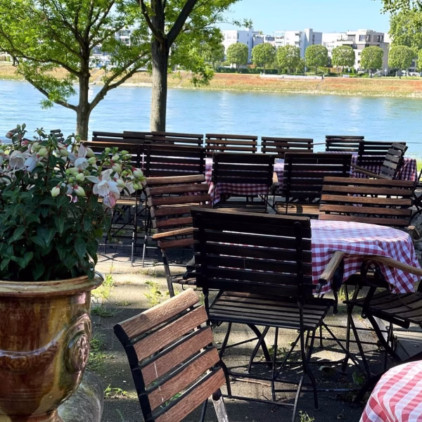 Biergarten Mannheim am Fluss mit Blick auf den Rhein