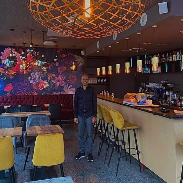 Ramon führt das Café in der Bahnstadt mit Leidenschaft