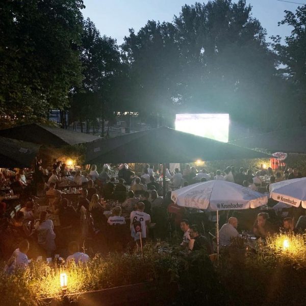Gemeinsam draußen im Biergarten Fußball schauen - wer kennt es nicht?