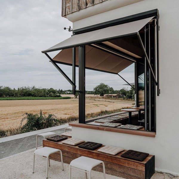 Im Sommer werden die Fenster geöffnet und du sitzt drinnen wie draußen