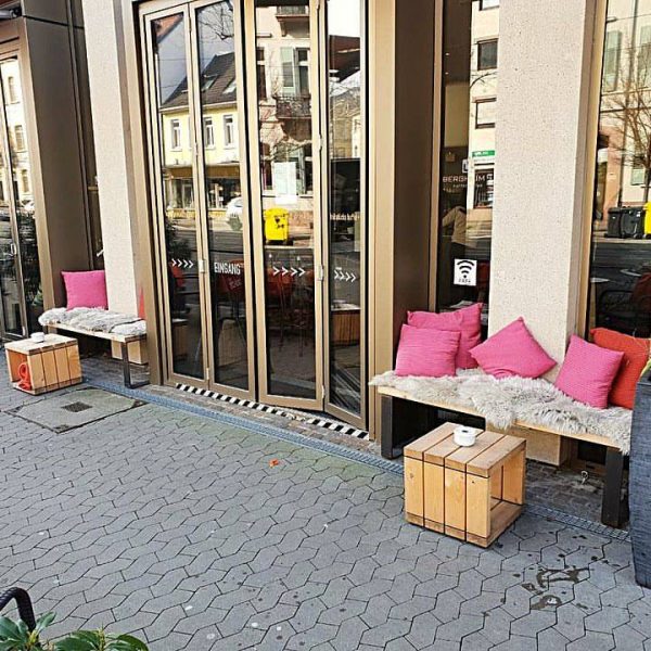 draußen sitzen im Café