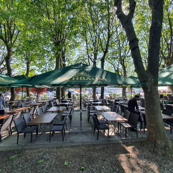 Restaurant Lindbergh Biergarten mit schattigen Sitzplätzen