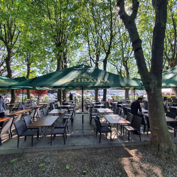 Restaurant Lindbergh Biergarten mit schattigen Sitzplätzen