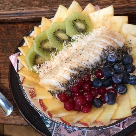 Bowl mit Früchten fürs vegetarische Brunch