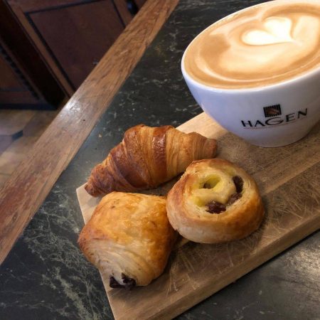 Kaffee mit süßen Stückchen in Heidelberg im Moro & More