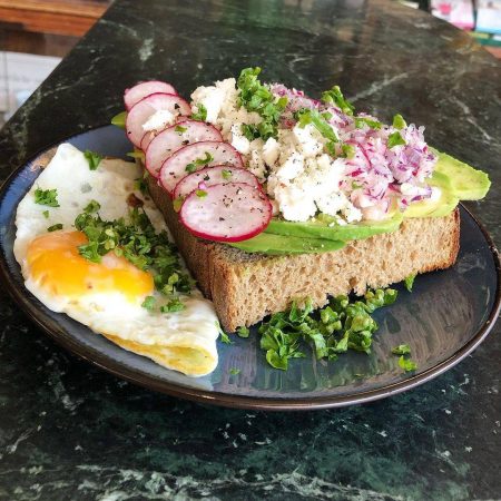 Stulle Avocado steht auf der Speisekarte im Moro & More Heidelberg Neuenheim