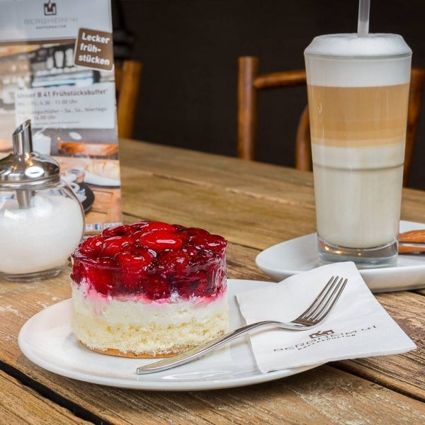 gute Törtchen und Kaffee und Kuchen