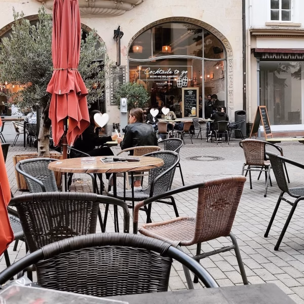 Draußen Cocktails genießen in der Regie Heidelberg