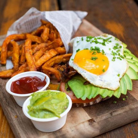 Avocado and Egg Brot mit herzhaften Fries zum Brunch