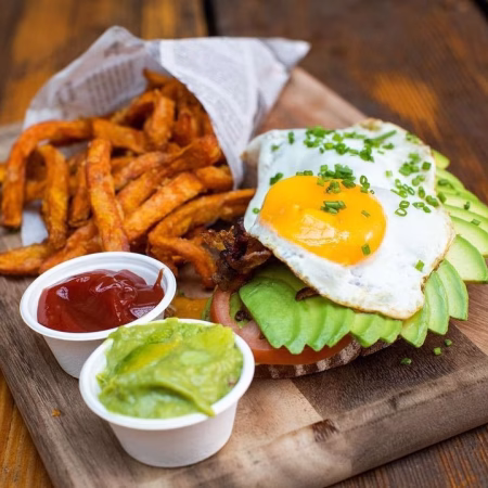 Avocado and Egg Brot mit herzhaften Fries zum Brunch