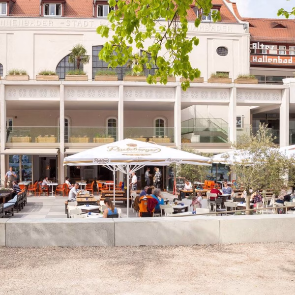 Das Urban Kitchen Heidelberg ist beliebt für gute Drinks, vor allem draußen im Sommer