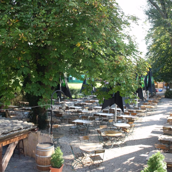 Der Estragon Biergarten in Mannheim Restaurant ist super einladend