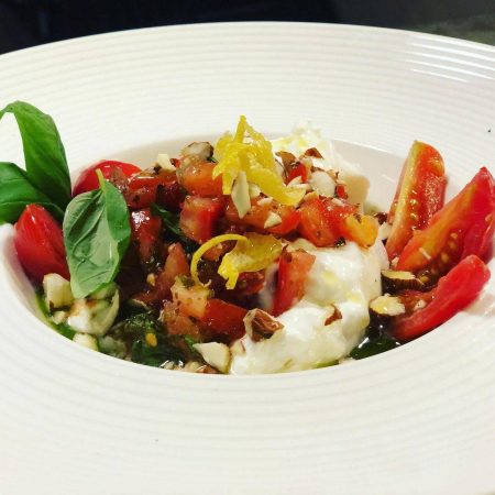 Brurratina e Pomodori conditi al Pesto italienisch Mittagessen Salerno Neuenheim