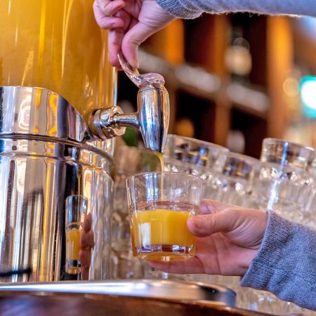 Orangensaft zum Frühstück für einen guten Start in den Tag im Café Extrablatt