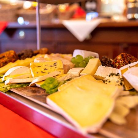 Auswahl an Käse auf dem Frühstücksbuffet im Café Extrablatt