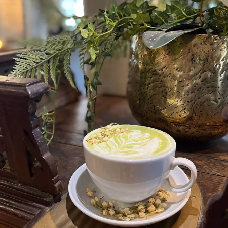 Matcha Jasmin Latte als Heißgetränk Café Rossi