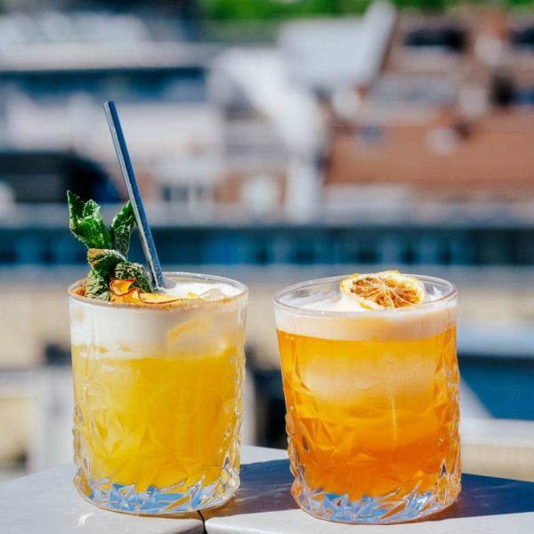 Cocktails mit Ausblick in der Schilling Rooftop Bar (Foto: Schilling Instagram)