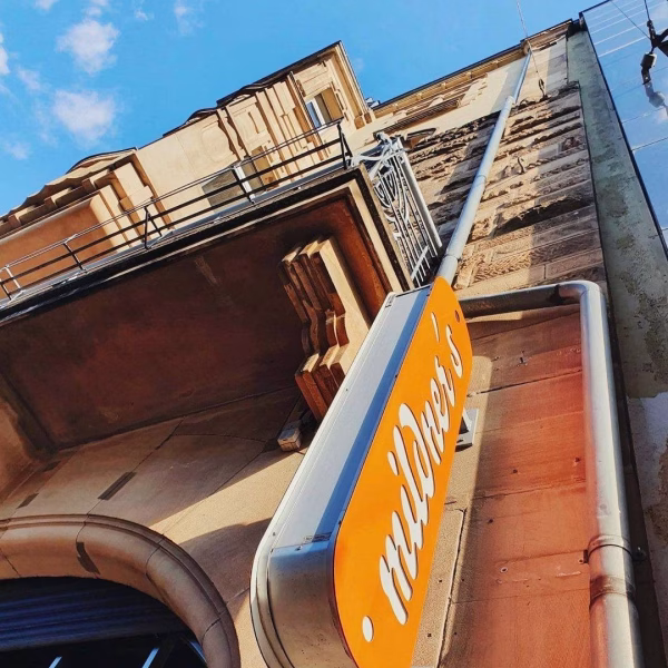 Das Mildners Heidelberg mit dem Schild vor dem Café