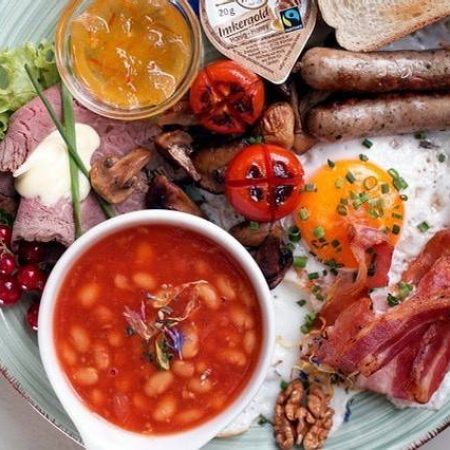 Deftiges Frühstück im Schwarzen Wal