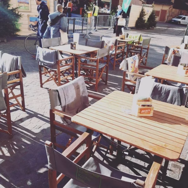 Cocktailbar mit Möglichkeit draußen zu sitzen