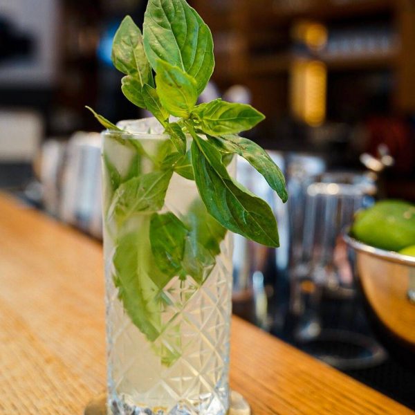 Der „Atomic“ aus Gin, Basilikum und ...