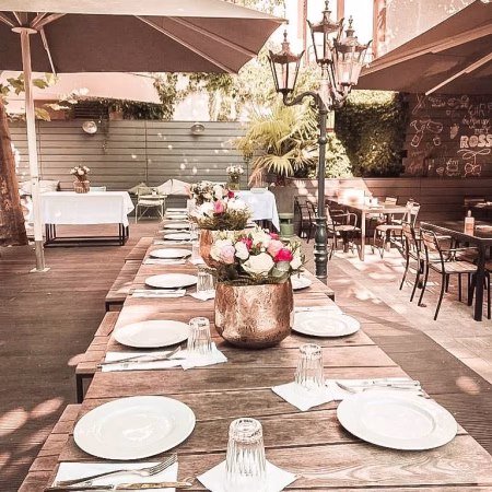 Draußen frühstücken im Café Rossi Heidelberg mit seinem schönen Garten mitten in der Stadt